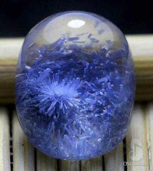 Diagram showing anisotropy in kyanite crystal structure